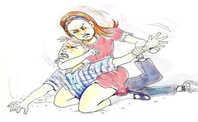 मनचले को सबक सिखाने के लिए वीरांगना बनी एक युवती