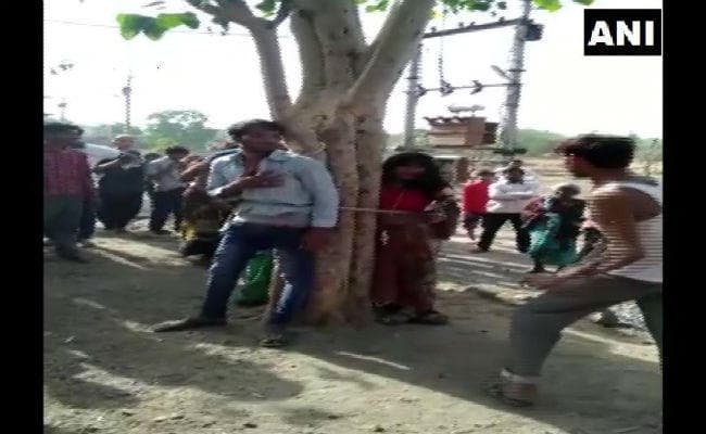 विवाहित महिला को भगाने के आरोप में तीन व्यक्ति को पेड़ से बांधकर पीटा