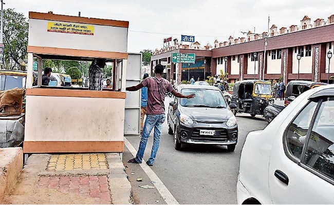 रांची और हटिया रेलवे स्टेशन पर वाहनों से जबरन वसूली कर रहे पार्किंग एजेंट