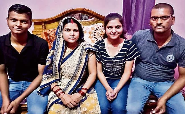 जहां 27 में नौ ही शिक्षक, वहां की छात्रा ने तोड़ा सीबीएसइ व आइसीएसइ का रिकाॅर्ड