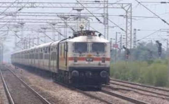 यात्रीगण कृपया ध्यान दें, भागलपुर रेलखंड पर अब ये ट्रेन दोगुनी रफ्तार से दौड़ेंगी, सुखद होगी यात्रा