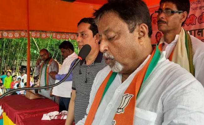 पश्‍चिम बंगाल हिंसा: वरिष्ठ नेता मुकुल राय की गाड़ी में तोड़फोड़, भाजपा नेताओं को एक घंटे तक बनाकर रखा बंधक