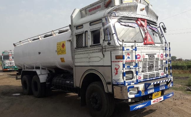 रामगढ़ में टैंकर ने स्कूटी सवार को रौंदा, गुस्साये लोगों ने तीन घंटे तक रोड को किया जाम