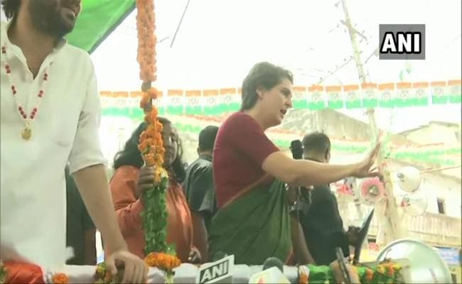 रोड शो में बोलीं प्रियंका- आपने बड़े अभिनेता को प्रधानमंत्री बना दिया, इससे अच्छा तो अमिताभ बच्चन को बना देते