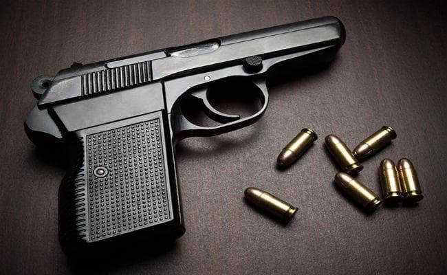 पुलिसवाले की सर्विस रिवॉल्वर से रिश्तेदार ने की आत्महत्या, अधिकारी निलंबित