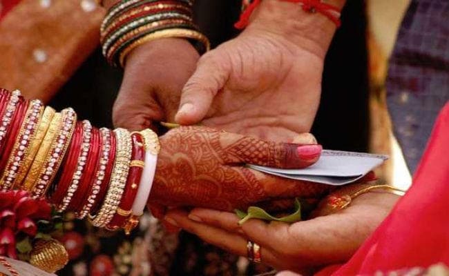 पुलिसकर्मियों ने सड़क दुर्घटना में मृत सिपाही की बेटी के कन्यादान के लिए जुटाये छह लाख रुपये
