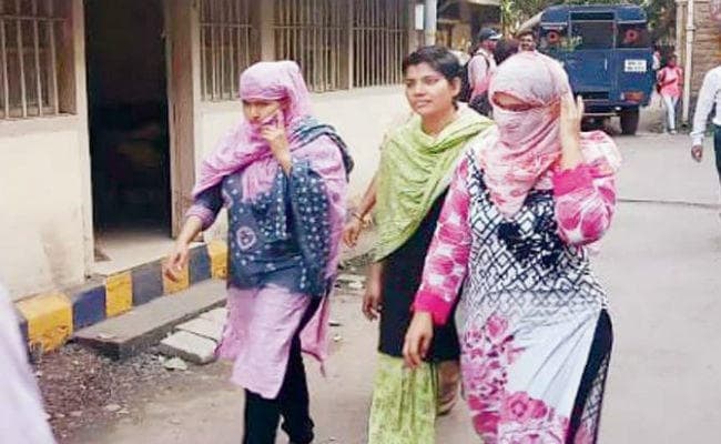 ठगी के आरोप में महिला समेत दो गिरफ्तार
