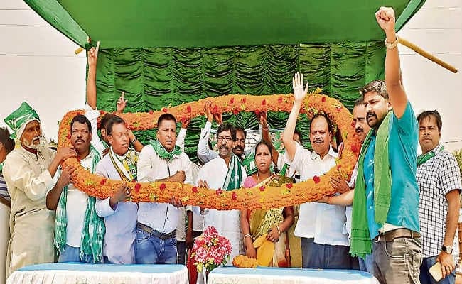 आदिवासी-मूलवासी एकजुट रह कर ही अपनी जमीन बचा सकते हैं : हेमंत