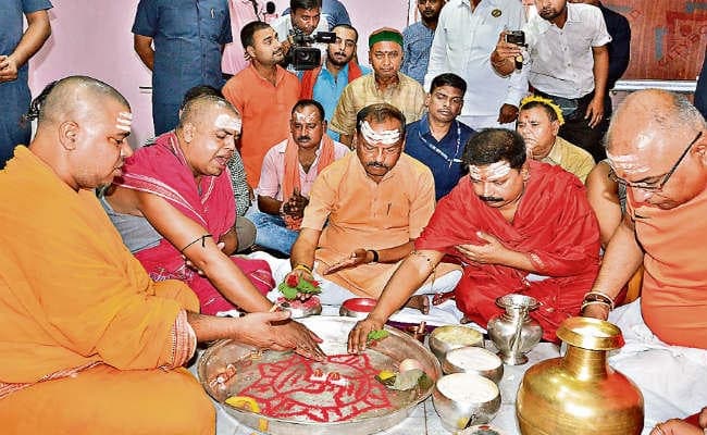 देवघर :  मुख्यमंत्री ने बाबा बैद्यनाथ की पूजा की मोदी को पीएम बनाने की मन्नत मांगी