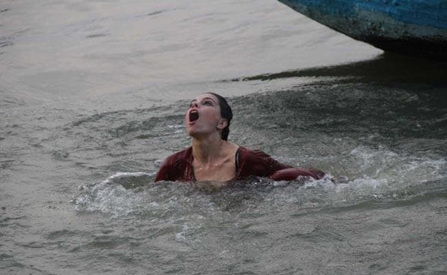 ससुराल प्रताड़ना से परेशान महिला ने गंगा में लगायी छलांग, नाविकों ने बचाया