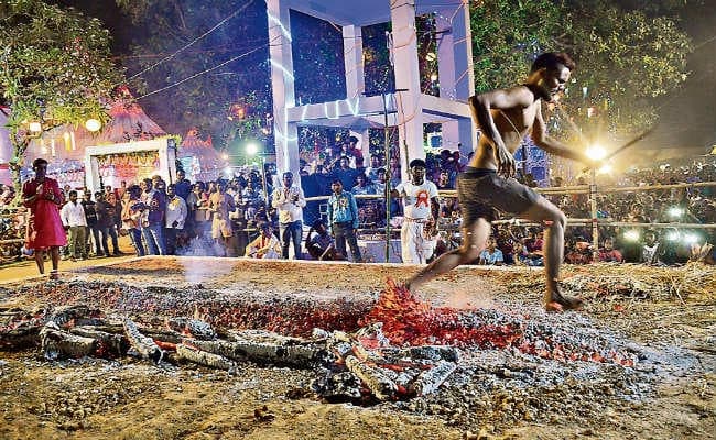 भक्ति की शक्ति : दहकते अंगारों  पर नंगे पांव चले श्रद्धालु