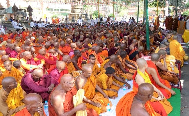 बुद्ध पूर्णिमा : बौद्ध भिक्षुओं ने मनायी भगवान बुद्ध की 2563वीं जयंती, आयुक्त बोलीं- विश्व में शांति और भाईचारे का प्रसार हो