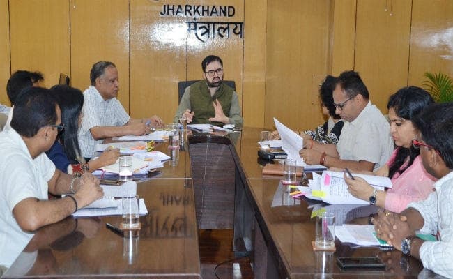 झारखंड : मुख्य सचिव ने की विकास कार्यों की समीक्षा, कहा- युद्धस्‍तर पर काम कर 4 माह में करें पूरा