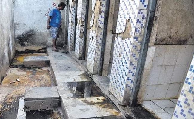 चक्रवात में मकान गिरने के बाद व्यक्ति ने शौचालय को बनाया अपना घर