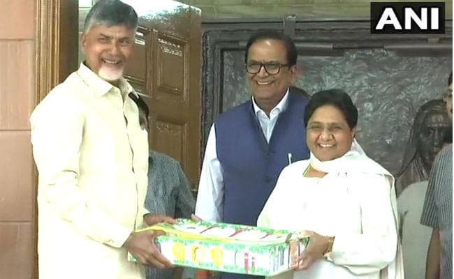 महागठबंधन की कवायद तेज, नायडू ने राहुल सहित अन्य नेताओं से की मुलाकात