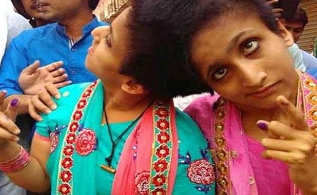 जन्म से आपस में जुड़ी दो युवतियों सबाह और फराह को मिला स्वतंत्र मतदान का अधिकार
