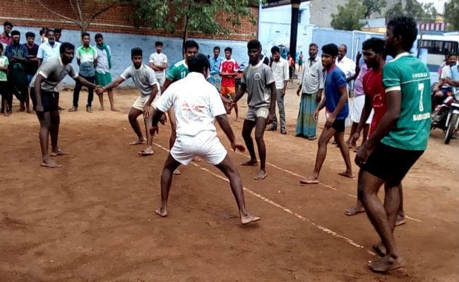 कबड्डी खिलाड़ियों का खाना शौचालय में रखे जाने का वीडियो वायरल, खेल अधिकारी निलंबित, ठेकेदार ब्‍लैकलिस्‍ट