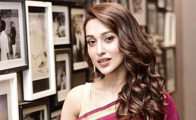 प बंगाल के जादवपुर में जंग ग्लैमर और अनुभव के बीच