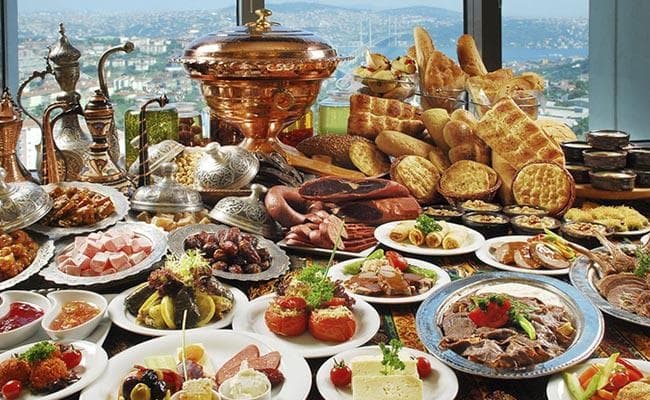 दुबई में 2500 लोगों को इफ्तार करा रहे केरल के लोग