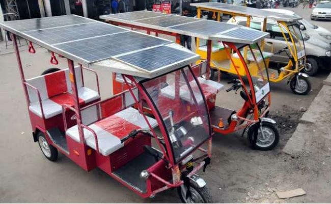 फर्जी नंबर से चला रहा था ई-रिक्शा