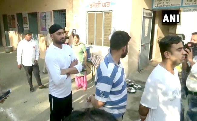 पंजाब के सभी 13 और चंडीगढ़ के एकमात्र संसदीय क्षेत्र में मतदान जारी, लोगों में उत्साह