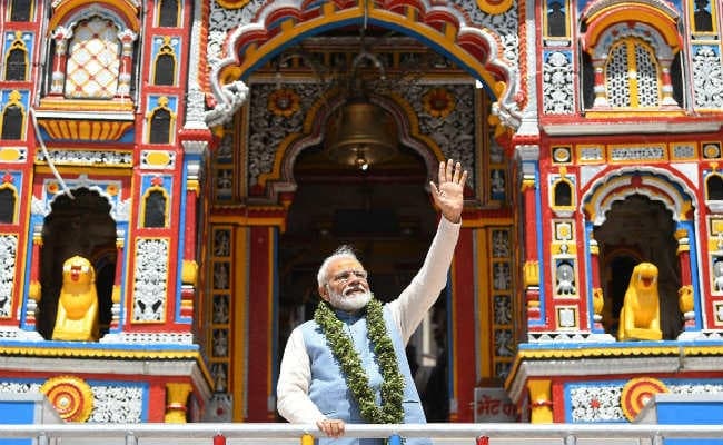 गुफा में रिकॉर्ड 17 घंटे समय बिताने के बाद PM नरेंद्र मोदी ने केदारनाथ-बदरीनाथ के किये दर्शन