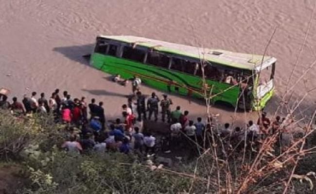 त्रिशूली नदी में गिरी बस, आठ की मौत, 25 घायल