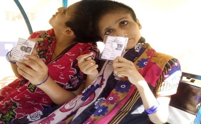 सिर से जुड़ी जुड़वां बहनें सबा और फराह ने वोट डालने के बाद कहा, विकास के लिए किया मतदान