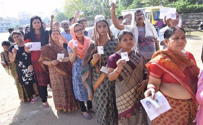 #VotingRound7 BIHAR : पटना में वोट देने वालों में बुजुर्ग मतदाताओं में 83 वर्षीय कैंसर रोगी भी शामिल