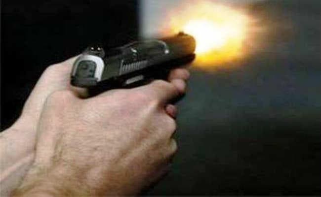 पूर्व मुखिया व पूर्व सरपंच के बीच हुई गोलीबारी