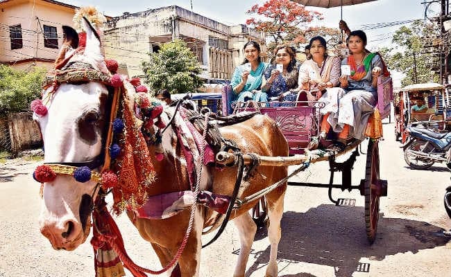 मौसम की तपिश और वोटरों के उत्साह के बीच मतदान