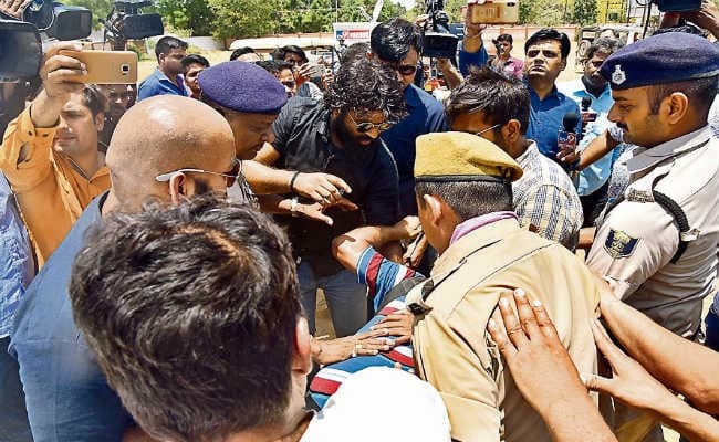 पूर्व स्वास्थ्य मंत्री तेजप्रताप यादव के बाउंसरों ने फोटाेग्राफर को पीटा