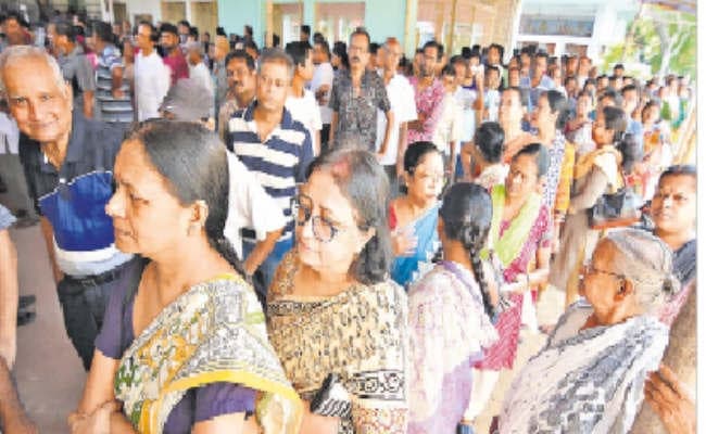 बूथों पर सुबह-सुबह ही पहुंच गये वोटर