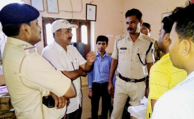 भागलपुर : कर्मियों को कमरे में बंद कर हथियारबंद डकैतों ने बैंक में की लूटपाट, कर्मियों की सूझबूझ से बचा लॉकर