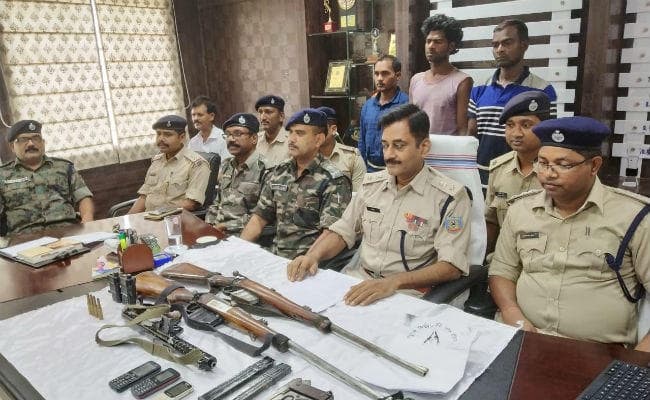 खूंटी : PLFI जोनल कमांडर संजय तोपनो सहित 3 उग्रवादी गिरफ्तार, भारी मात्रा में हथियार बरामद