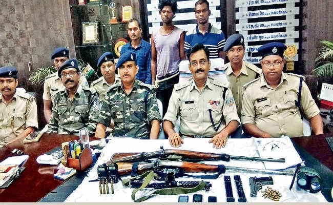 पीएलएफआइ जोनल कमांडर समेत तीन उग्रवादी गिरफ्तार