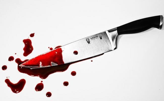 हत्या के बाद कमरे से खून साफ कर, रक्त से सना चाकू लेकर पहुंच गया थाने