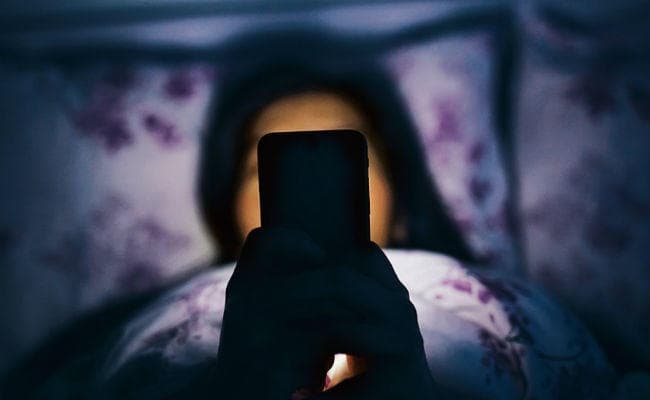 स्मार्टफोन और सोशल मीडिया छीन रहा हमारी नींद, बज रही है खतरे की घंटी