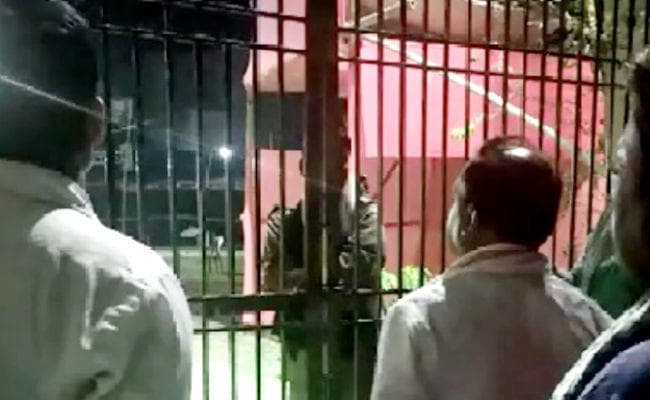 हाजीपुर : डेढ़ घंटे गुल रही स्ट्रांग रूम की बिजली, RJD उम्मीदवार ने की निर्वाचन पदाधिकारी से शिकायत