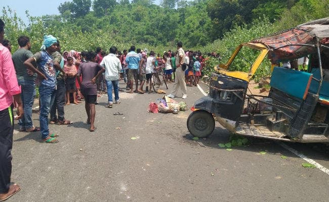 लिट्टीपाड़ा : टेम्पू का ब्रेक हुआ फेल, ढलान में तीन बार पलटी गाड़ी, 3 माह की बच्ची सहित तीन की मौत