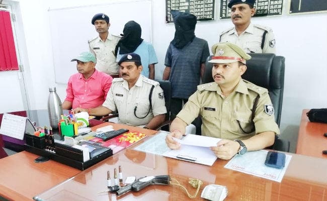 औरंगाबाद : जेवर व्यवसायी हत्याकांड में दो अपराधी गिरफ्तार, कांड में इस्तेमाल बाइक बरामद