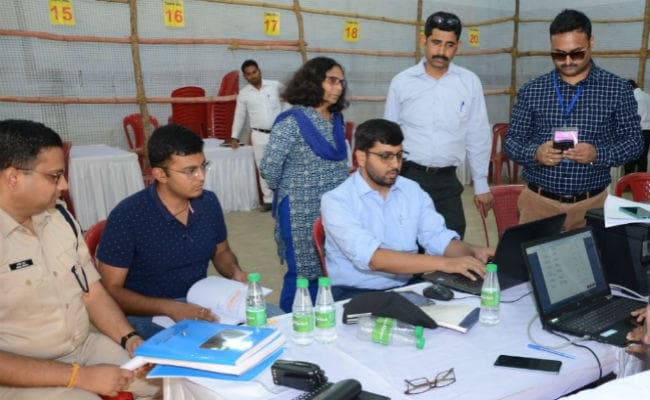 रांची : जिला निर्वाचन पदाधिकारी राय महिमापत रे ने पंडरा स्थित स्‍ट्रांग रूम का किया निरीक्षण