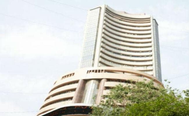 एक दशक की रिकॉर्ड ऊंचाई से फिसला शेयर बाजार, मुनाफावसूली से 383 अंक टूटा सेंसेक्स