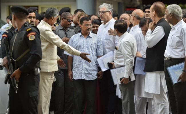 चुनावी नतीजों से पूर्व 22 विपक्षी दलों का जुटान, EVM और VVPAT को लेकर पहुंचे चुनाव आयोग