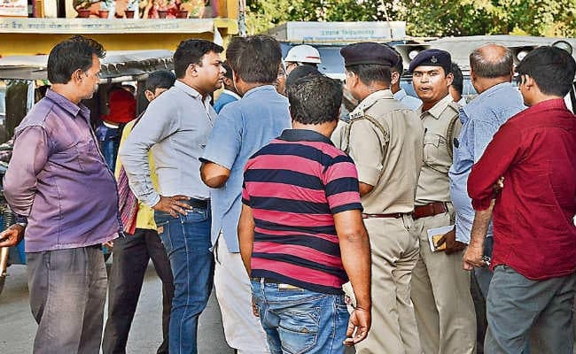 ई-रिक्शा चालक पर कार्रवाई की, तो इंफोर्समेंट टीम से भिड़े ट्रैफिक सिपाही