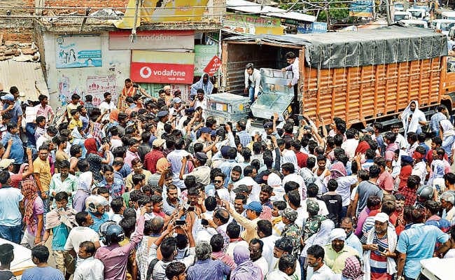 ट्रक में इवीएम होने की अफवाह पर देवघर में हंगामा, विपक्षी नेताओं ने की बक्से की जांच की मांग