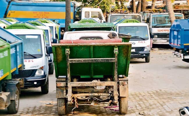 सड़क पर खड़ी रहती हैं निगम की गाड़ियां, रखरखाव को अंचल स्तर पर यार्ड में जगह नहीं है