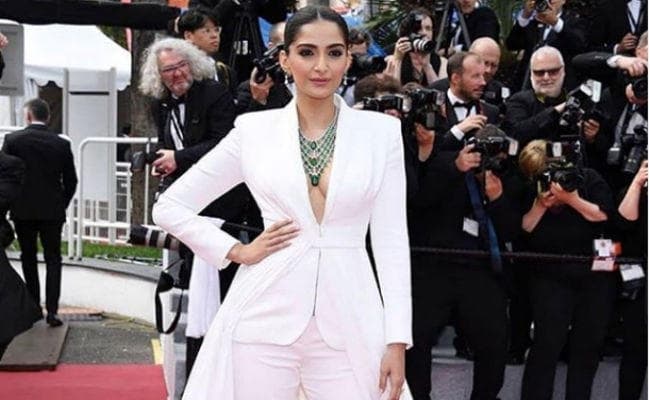 Cannes 2019: सोनम कपूर ने बोल्‍ड लुक से मारी इंट्री, निहारते र‍ह गये लोग