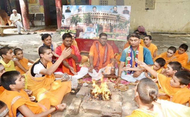 एनडीए के पक्ष में चुनाव परिणाम आने और भारी जीत के लिए किया गया हवन-पूजन