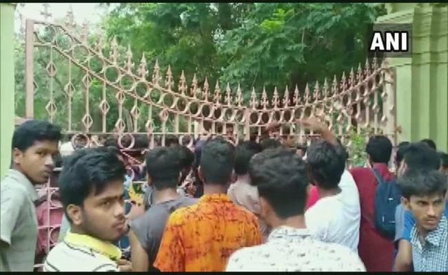 विश्वभारती विश्वविद्यालय में छात्रों का उग्र प्रदर्शन कुलपति समेत दो सौ प्रोफेसर और कर्मचारियों को बंधक बनाया